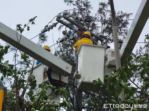 ▲台電屏東區處人員冒險搶修電力           。（圖／台電屏東區處提供）