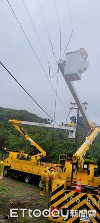 ▲台電屏東區處人員冒險搶修電力           。（圖／台電屏東區處提供）