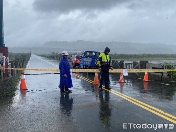 ▲溪水暴漲警方協助封橋。（圖／記者楊漢聲翻攝）