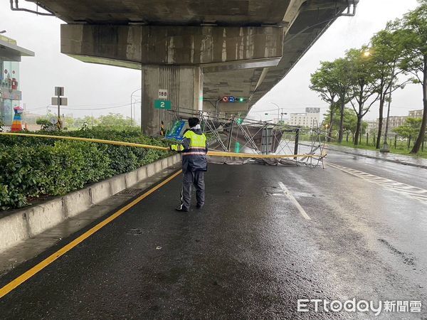 ▲▼ 快訊／山陀兒狂風強襲！高雄鳳山整座鷹架被吹倒　佔2車道。（圖／記者吳世龍翻攝）