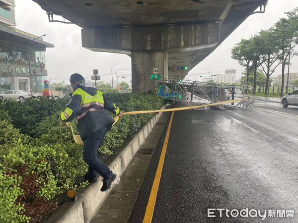 ▲▼ 快訊／山陀兒狂風強襲！高雄鳳山整座鷹架被吹倒　佔2車道。（圖／記者吳世龍翻攝）