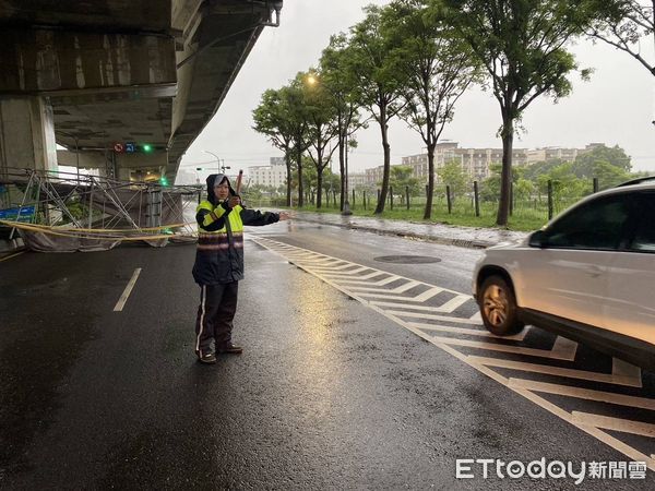 ▲▼ 快訊／山陀兒狂風強襲！高雄鳳山整座鷹架被吹倒　佔2車道。（圖／記者吳世龍翻攝）