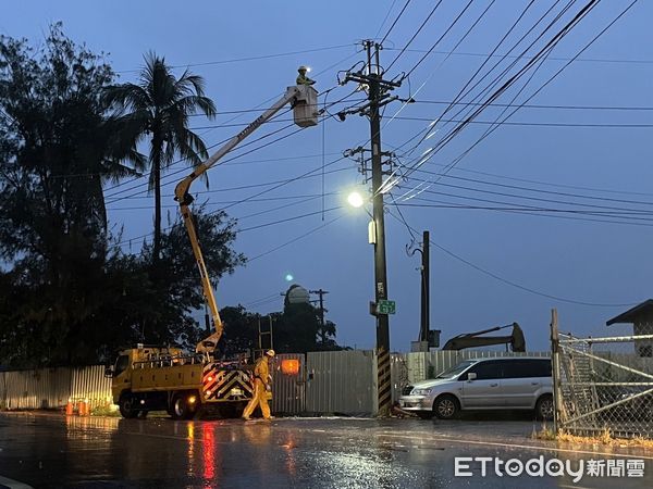 ▲▼台電搶修             。（圖／記者陳宏瑞翻攝）