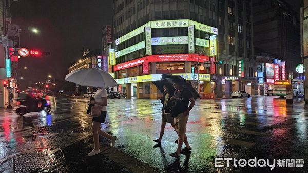 ▲▼ 山陀兒颱風台北入夜後風雨漸增 。（圖／記者呂佳賢攝）