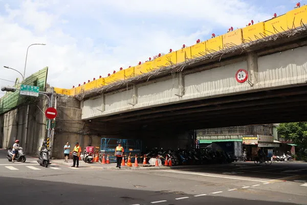 ▲新北市副市長陳純敬視察福和橋更換預力梁工程。（圖／新北市工務局提供）