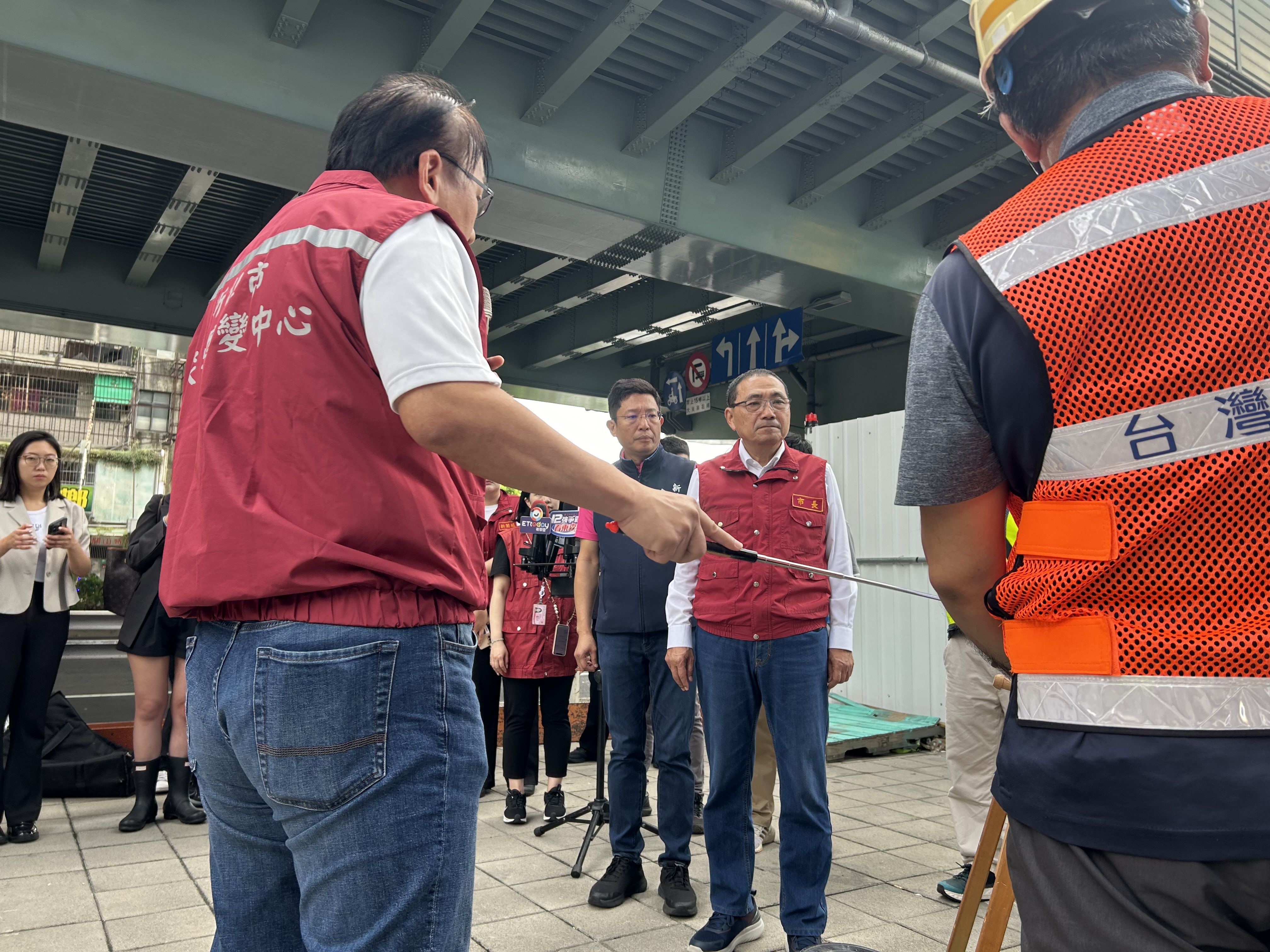 ▲侯友宜視察新北環狀線復原工程防颱作業。（圖／新北市捷運工程局提供）