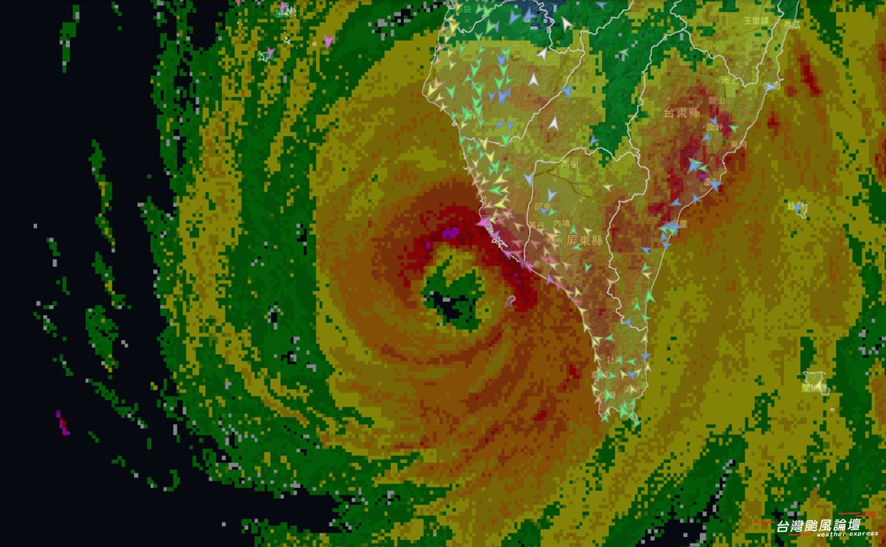 ▲▼山陀兒颱風眼牆已經在侵襲高雄市區、屏東沿海             。（圖／台灣颱風論壇｜天氣特急臉書）