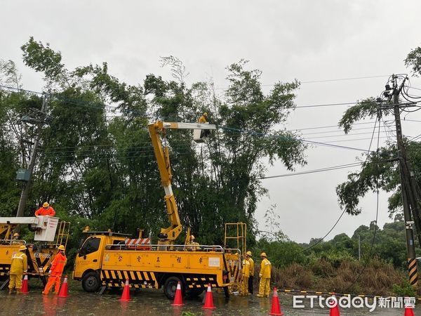 ▲▼ 高雄林園、大寮近4600戶停電，台電人員頂強風搶修… 昇空車狂搖。（圖／記者賴文萱翻攝）