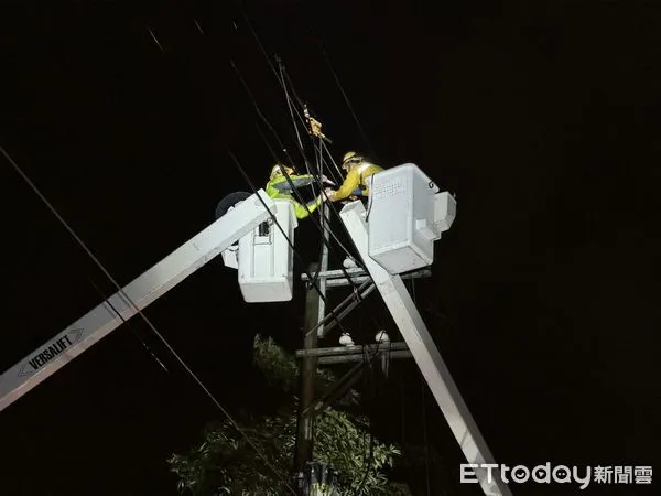 ▲▼ 高雄林園、大寮近4600戶停電，台電人員頂強風搶修… 昇空車狂搖。（圖／記者賴文萱翻攝）