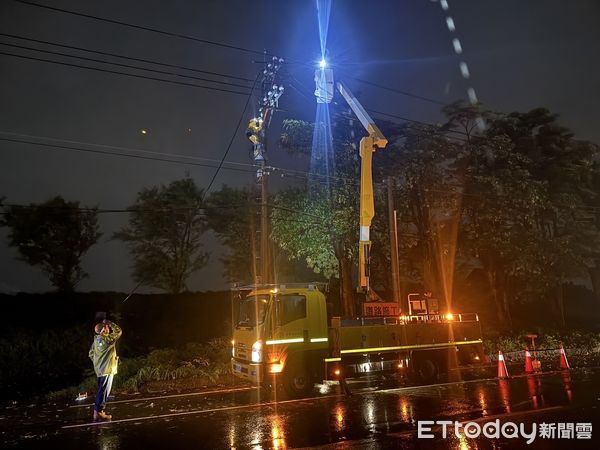 ▲▼台電同仁就近於拷潭保福宮吃晚餐，用餐後繼續搶修。（圖／記者賴文萱翻攝）