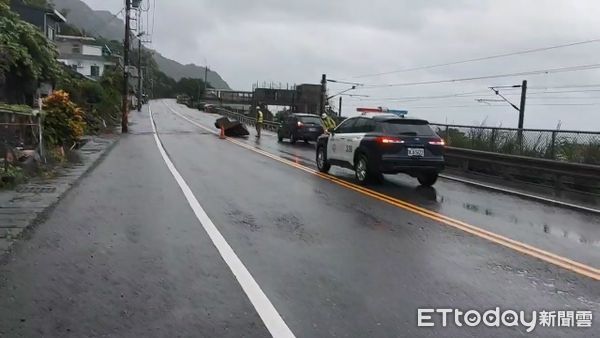 ▲▼山陀兒颱風發威！一巨石砸落頭城石城車站前台2線北上車道。（圖／記者游芳男翻攝，下同）