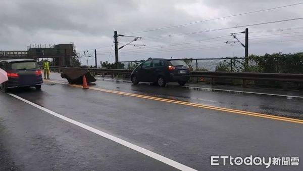 ▲▼山陀兒颱風發威！一巨石砸落頭城石城車站前台2線北上車道。（圖／記者游芳男翻攝，下同）