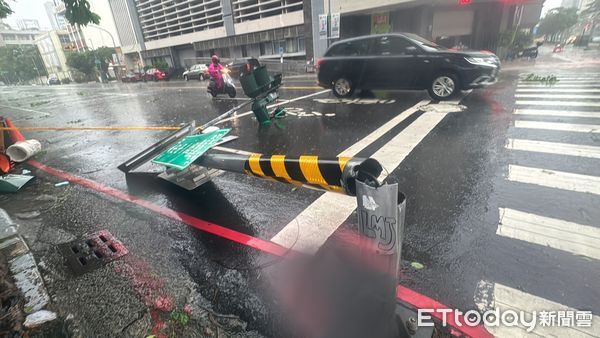 ▲▼高雄市狂風吹             。（圖／記者吳世龍攝）