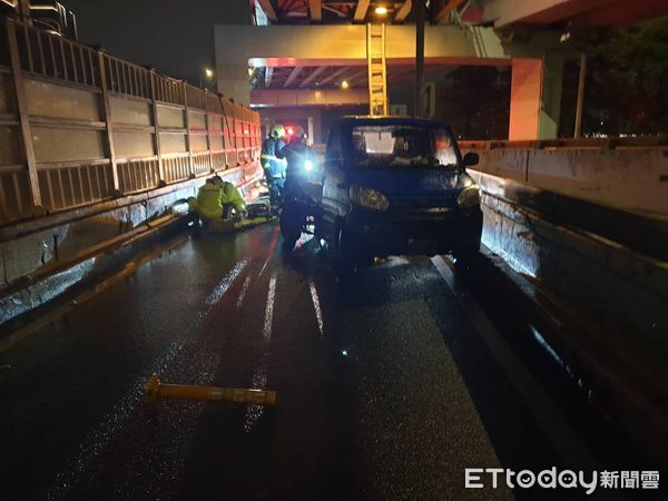 ▲▼       小貨車今凌晨在水源快速道路發生自撞，駕駛緊急送醫      。（圖／記者黃彥傑翻攝）