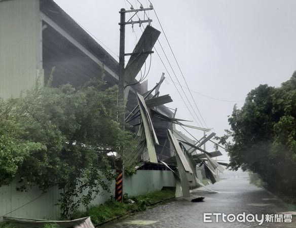 ▲▼ 快訊／山陀兒暴力強風襲擊！高雄「3026戶大停電」。（圖／記者賴文萱翻攝）