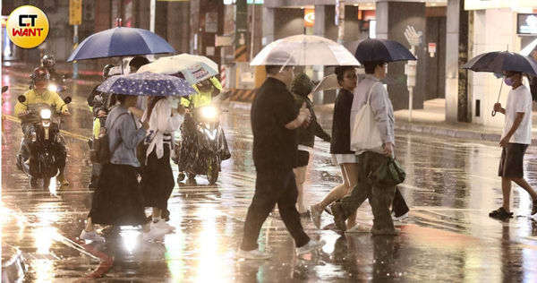 颱風山陀兒來襲，新北市區開始間歇性降雨。（圖／劉耿豪攝）