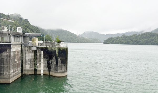 ▲針對「山陀兒」緩步北上，桃園石門水庫集水區降雨不多，北水分署指出，已暫停放水發電與調整放水操作，圖為石門水庫目前蓄水率仍有94.9%。（圖／北水分署提供）