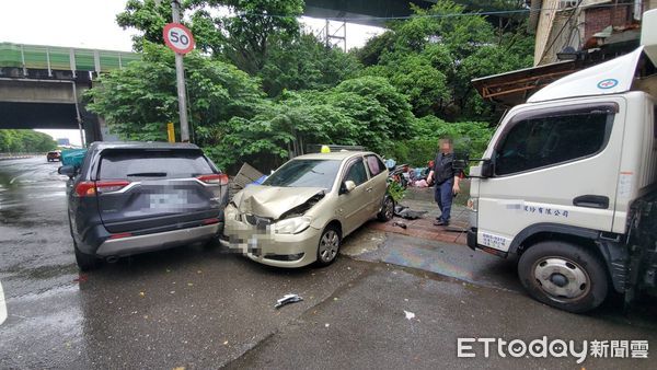 ▲▼             北市貨車打滑連撞4機車、2轎車。（圖／記者黃彥傑攝）