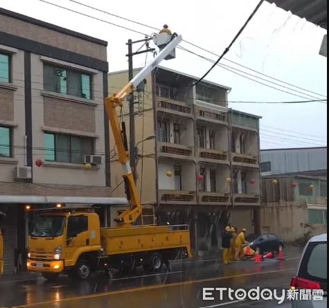 ▲台電屏東區處人員頂著強風驟雨搶修電力            。（圖／台電屏東區處提供）