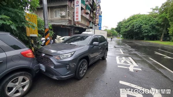 ▲▼ 北市貨車打滑連撞4機車、2轎車。（圖／記者黃彥傑攝）