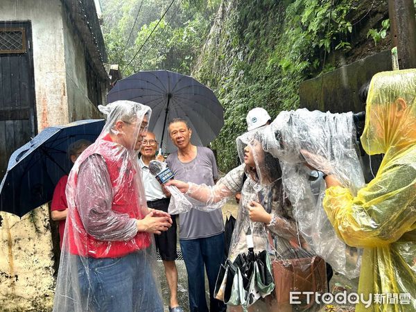 ▲山陀兒豪雨持續侵襲基隆 謝國樑親率市政團隊勘災。（圖／記者郭世賢翻攝）