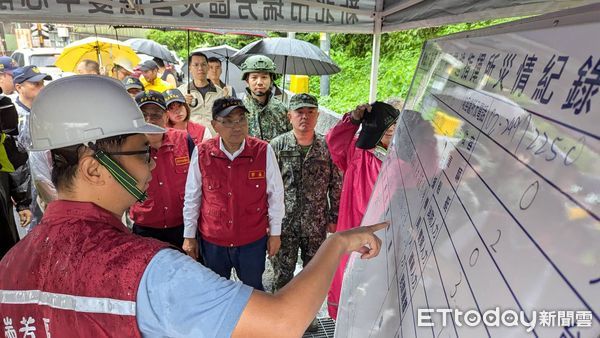 ▲昨夜新北瑞芳降雨全國之冠 侯友宜親赴多處視察及勘災。（圖／記者郭世賢翻攝）