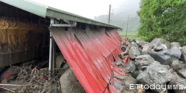 ▲山陀兒颱風雨勢不斷，農舍慘遭半掩埋。（圖／記者楊漢聲翻攝）