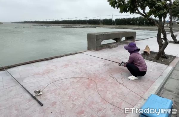 ▲雲林沿海無雨風大，多名釣客於內陸岸堤釣魚。（圖／記者蔡佩旻翻攝）