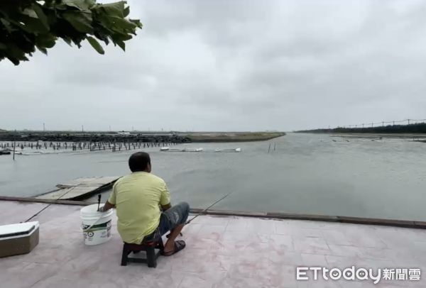 ▲雲林沿海無雨風大，多名釣客於內陸岸堤釣魚。（圖／記者蔡佩旻翻攝）