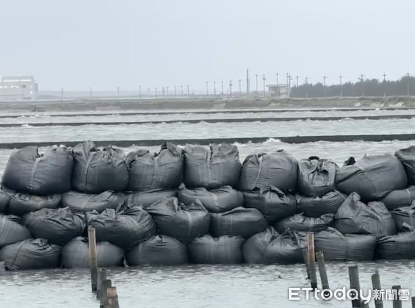 ▲雲林沿海無雨風大，多名釣客於內陸岸堤釣魚。（圖／記者蔡佩旻翻攝）