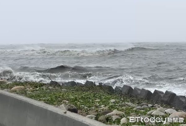 ▲雲林沿海無雨風大，多名釣客於內陸岸堤釣魚。（圖／記者蔡佩旻翻攝）