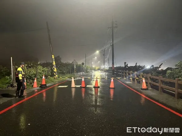 ▲大武警方預防性封閉東63鄉道1公里路段。（圖／記者楊漢聲翻攝）