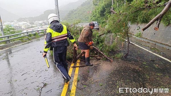 ▲警方與民眾協力清除倒塌路樹。（圖／記者楊漢聲翻攝）