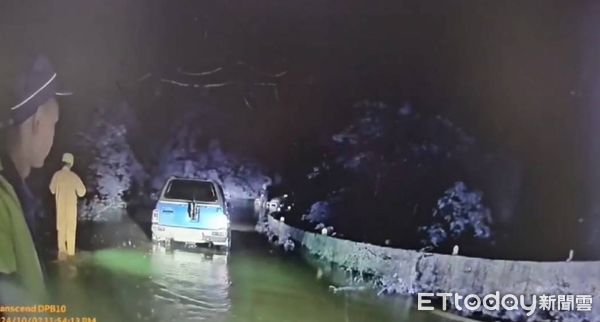 ▲東河鄉積水車輛拋錨險遭沖走。（圖／記者楊漢聲翻攝）