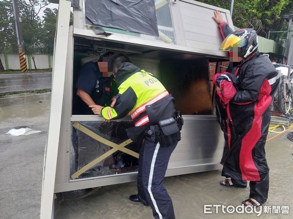 ▲工地警衛亭壓傷民眾            。（圖／記者吳奕靖翻攝）