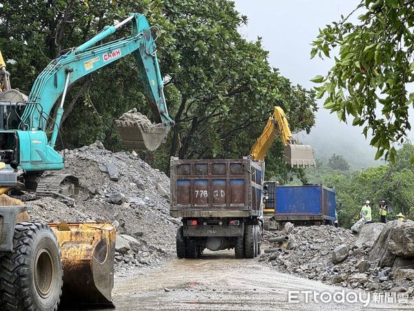 ▲▼蘇花公路崇德段土石流經工務單位搶修，預計今天下午3點搶通。（圖／公路局提供，下同）