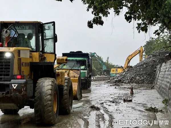 ▲▼蘇花公路崇德段土石流經工務單位搶修，預計今天下午3點搶通。（圖／公路局提供，下同）