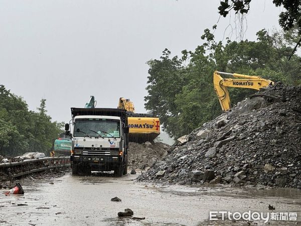 ▲▼蘇花公路崇德段土石流經工務單位搶修，預計今天下午3點搶通。（圖／公路局提供，下同）