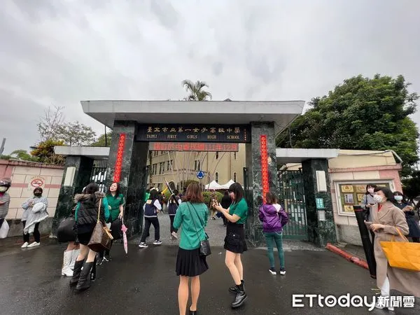 ▲▼台北市因颱風影響宣布停班停課，北一女學生急衝學校拿書本。（資料照片／記者楊惠琪攝）