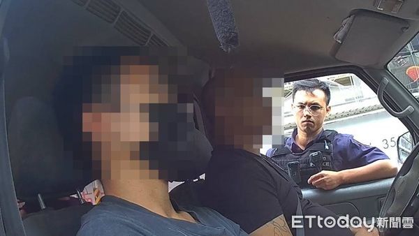 ▲▼車內3名外籍移工見到警察準備打開車門竄逃，員警馬上一人一邊將車門抵住。（圖／桃園警分局提供）