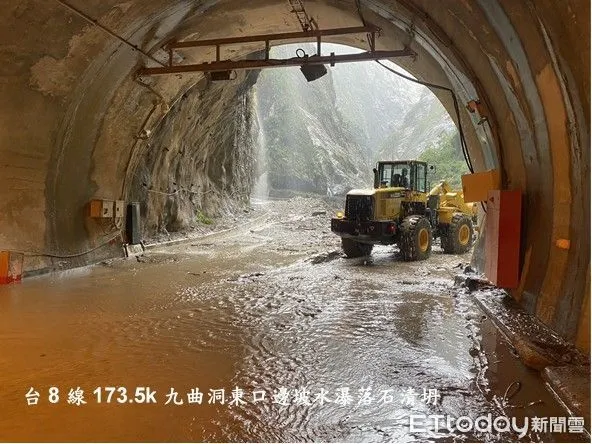 ▲▼九曲洞隧道東口及錐麓隧道~靳珩隧道路段，搶修團隊正清坍中，不排除可於17時解除封路管制。（圖／公路局提供，下同）