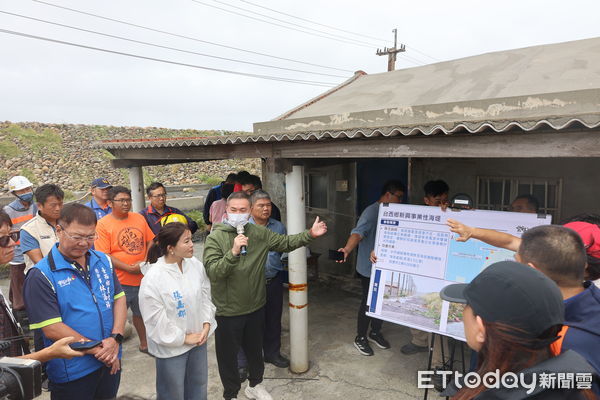 ▲台西鄉有才寮大排出海口新興海堤因地層下陷、又處於臨海面，海浪長期拍打導致土石沖落，現整條道路遍佈石頭。（圖／記者蔡佩旻翻攝）