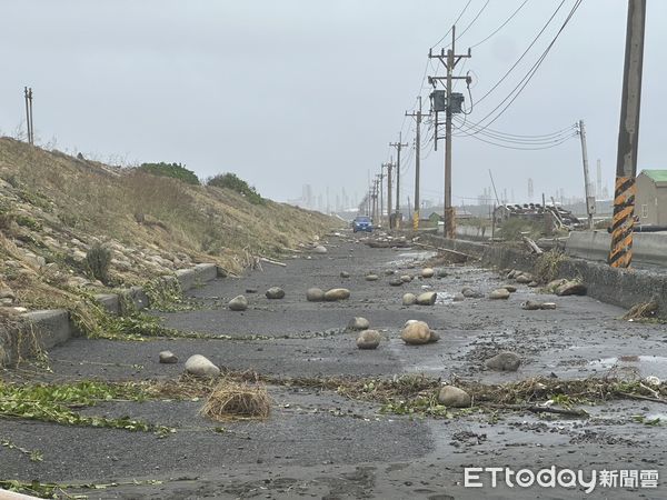 ▲台西鄉有才寮大排出海口新興海堤因地層下陷、又處於臨海面，海浪長期拍打導致土石沖落，現整條道路遍佈石頭。（圖／記者蔡佩旻翻攝）