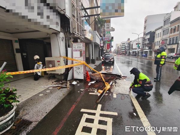 ▲台南市警二分局民權派出所3日下午1時許，接獲民眾報案指稱中正路某透天厝大型招牌看板掉落馬路，市警二分局管制排除確保安全。（圖／記者林東良翻攝，下同）