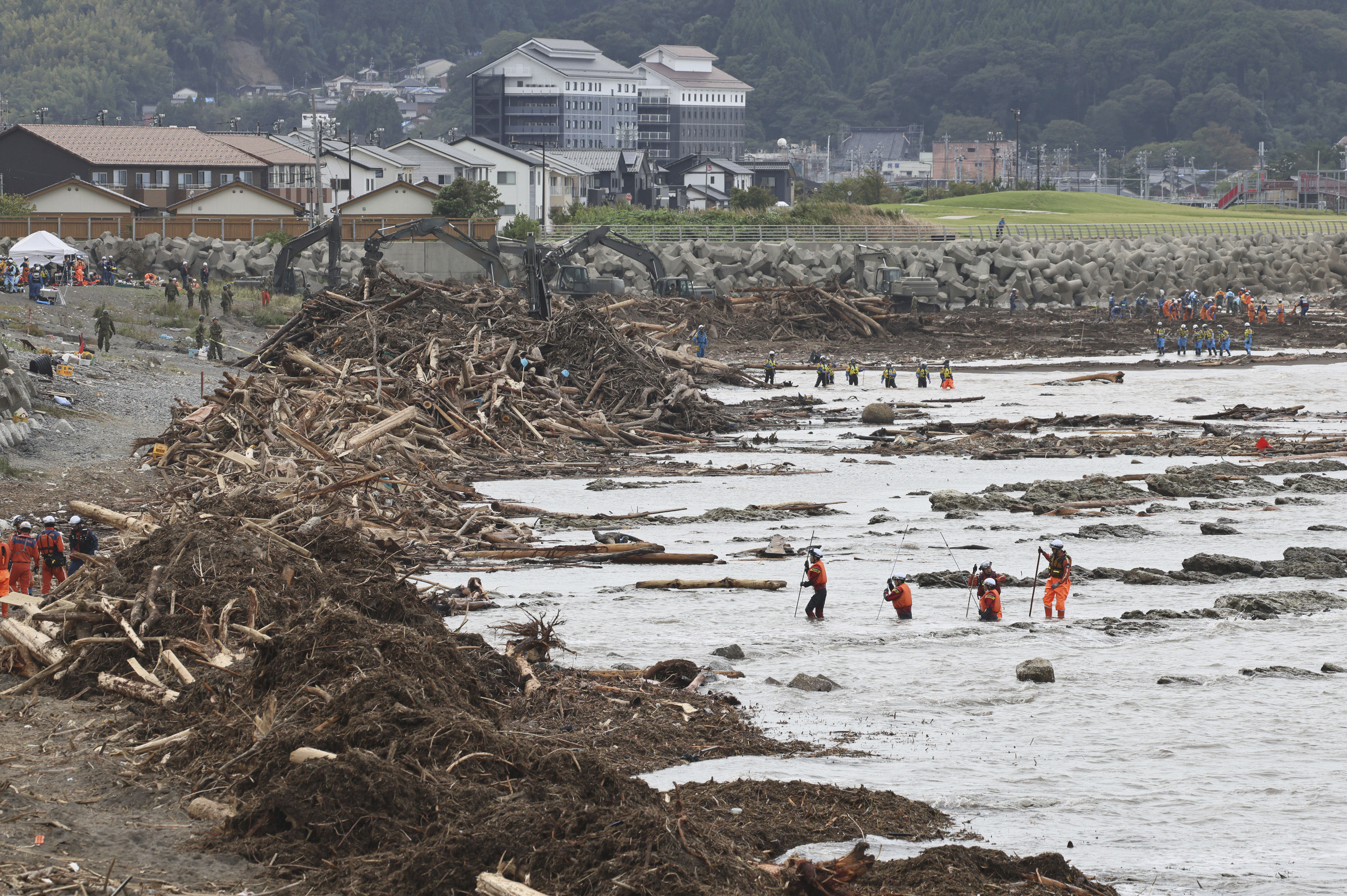 ▲▼日本石川縣塚田川9月底豪雨氾濫成災，沖毀河邊至少4棟民宅，救難人員展開搜救行動。（圖／達志影像／美聯社）