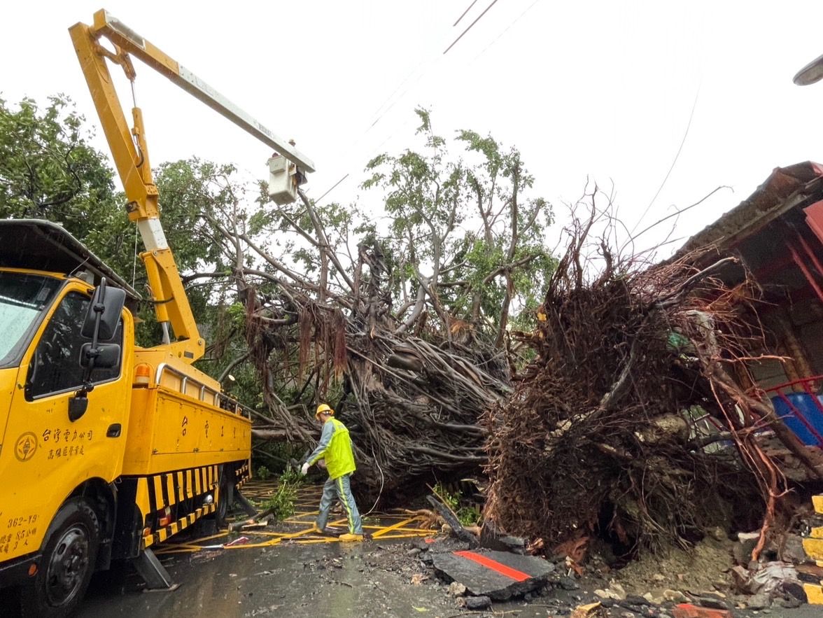 ▲▼山陀兒登陸！高雄逾十萬戶停電 台電跨區搶修拚今夜復電5成。（圖／記者賴文萱翻攝）