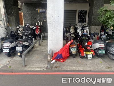 台中男折斷9支國旗！還當標槍亂射　詭辯「要揮旗」這下慘了