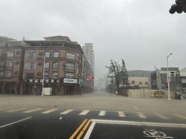 圖 快訊／山陀兒登陸高雄強風豪雨 美術館豪