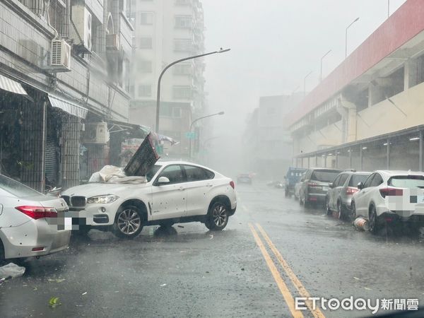 ▲▼天外飛來鷹架平台插爆BMW擋風玻璃 。（圖／記者賴文萱翻攝）