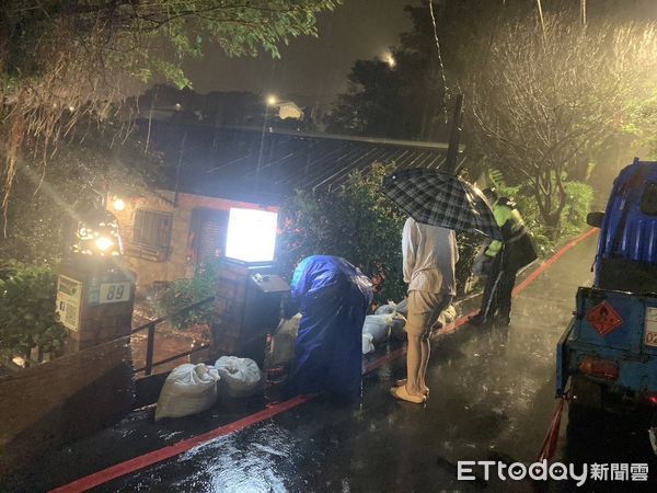 ▲山陀兒豪雨侵襲！新北地勢低窪嚴重淹水。（圖／記者郭世賢翻攝）